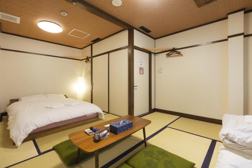 one Western-style room